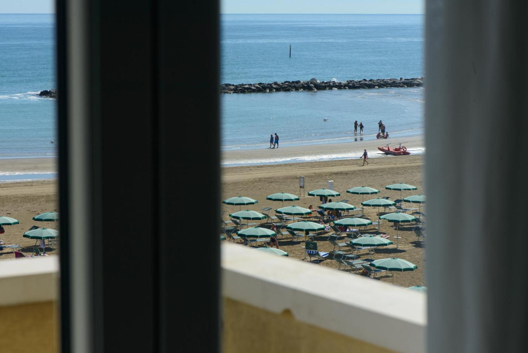 Nautic Beach Hotel Ріміні Екстер'єр фото